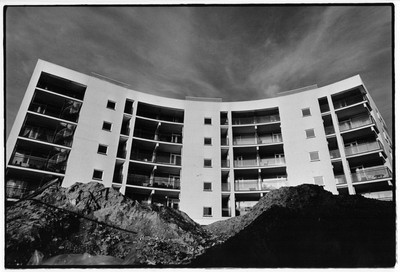 351051 Gezicht op een flatgebouw aan de Plantage te Utrecht.